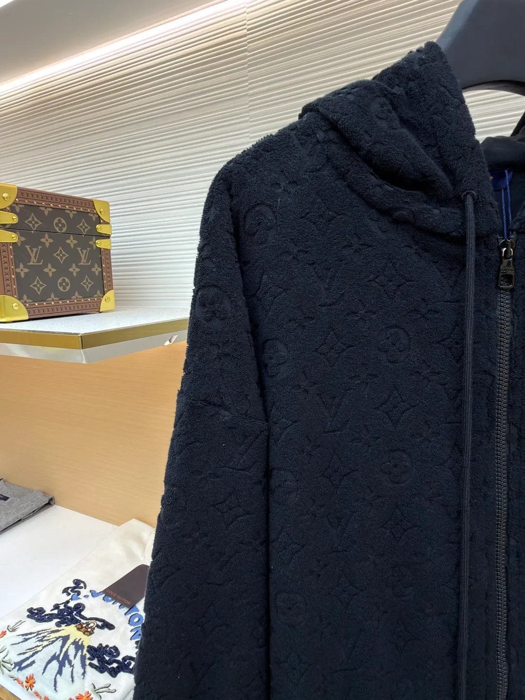 LOUIS VUITTON all-over printed terry zipper jacket ●Original version: Purchased and developed for 14100 ●Item number: 1681418-B05 ●Fabric: Soft cotton blended terry luxury chiffon fabric ●Technology: Three-dimensional relief jacquard production ●Color: black ●Version: fitted version ●Weight: about 905 grams ●Size: S-M-L-XL ●Description: Custom-dyed soft cotton blended terry luxury terry fabric with clear texture, plump and lazy, comfortable and close to the skin, with navy blue as the main tone, as calm and profound as the deep sea, full-width Monogram embossing makes a stunning appearance, derived from the brand's profound cultural heritage, dark grain weaving, velvet feeling becomes poetry, quietly emerging with a looming attitude, fully recognizable, interpreting unparalleled fashion style, publicity in restraint, sophistication in casualness Make every touch a ceremonial experience, the three-dimensional relief jacquard technique uses a high-density electronic jacquard machine to achieve the Monogram three-dimensional effect through the "positive and negative layer weaving method". Apply heat pressure to the fabric locally through a customized mold to hot-melt the fibers in specific areas. Permanently shape the relief outline and position the cutting bed with infrared rays to achieve precise positioning of the material through infrared emitters and infrared receivers. The accuracy can reach the micron level. This meets Monogram's high-precision cutting, the overall routing is straight and delicate, the fabric is comfortable and soft, and the color is consistent without color difference. It can be matched with the same style to create a fashionable look and control various occasions. Customized accessories, complete with three standards, same style for men and women!